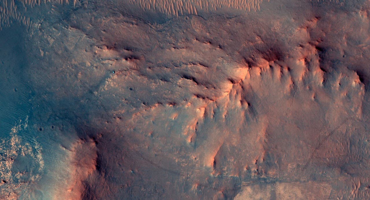 NASA'nın HiRISE'ı, Mars'ta Bir Dönüm Noktasına İşaret Eden Azmi Yakaladı