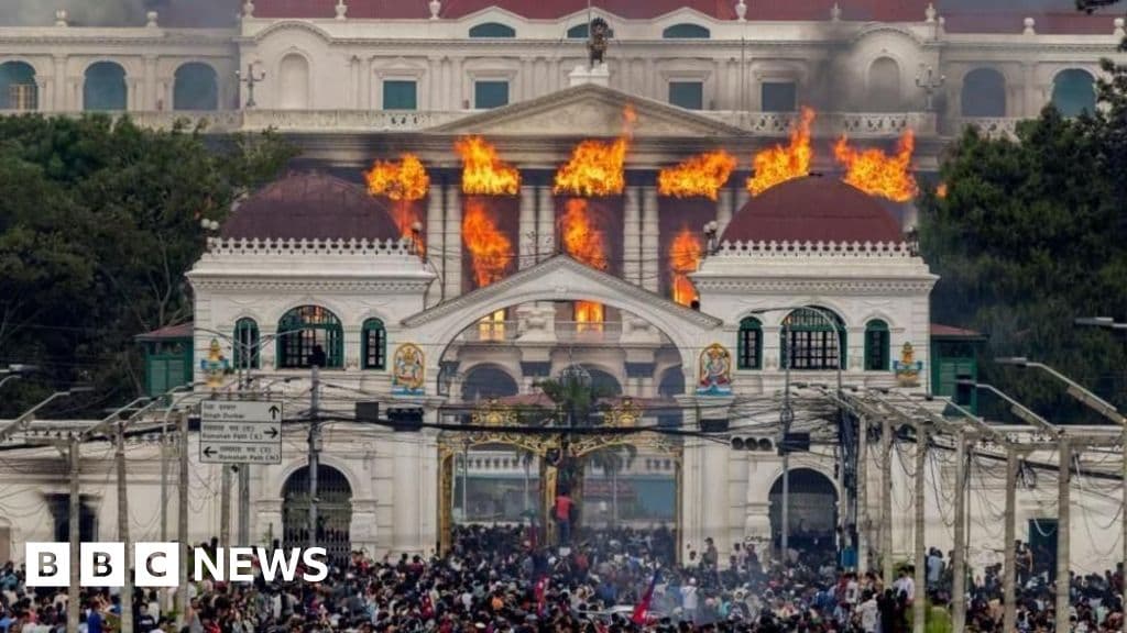 Nepal'in büyük partileri, çözünmüş parlamentonun eski haline getirilmesi gerektiğini söylüyor