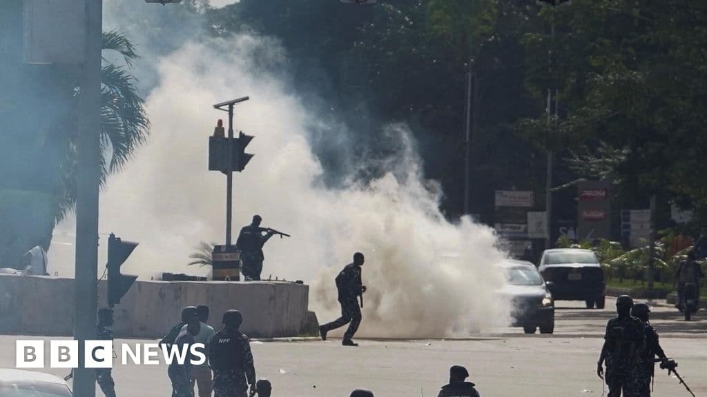 Nijerya polisi Abuja'daki protestoculara göz yaşartıcı gazla müdahale etti