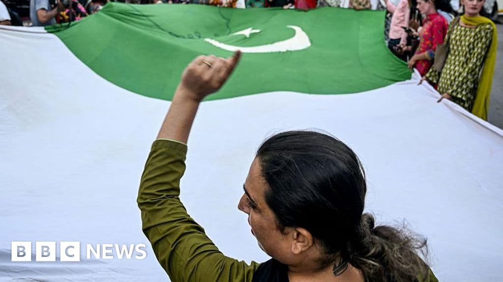 Pakistan'da bulunan üç transseksüel insanın bedenleri