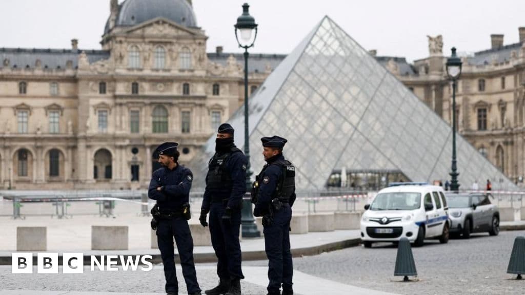 Paris'teki Louvre Müzesi'ne düzenlenen baskında 'paha biçilmez' mücevherler çalındı