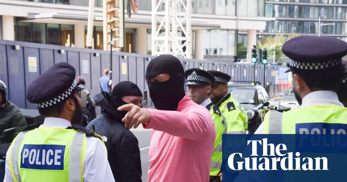 Polis memuru, dört Londra anti-asilum protestosunda tutuklandığı için 'yüzüne yumruk attı' | İngiltere haberleri