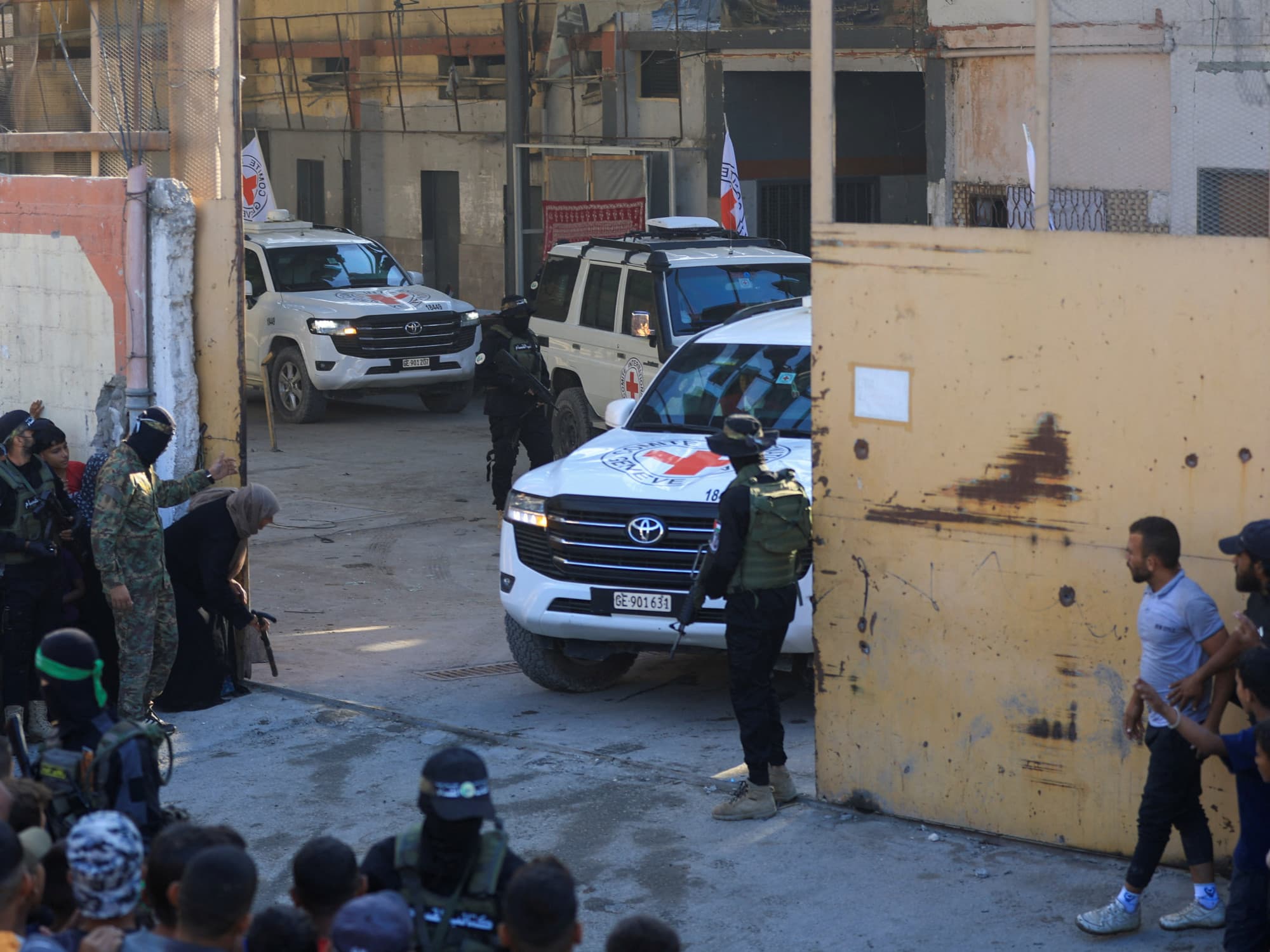 Red Cross receives second batch of 13 Israeli captives, local media reports