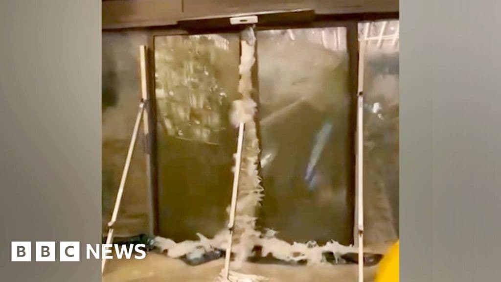 Sosyal medya görüntüleri, Hong Kong Hotel'de su parçalıyor