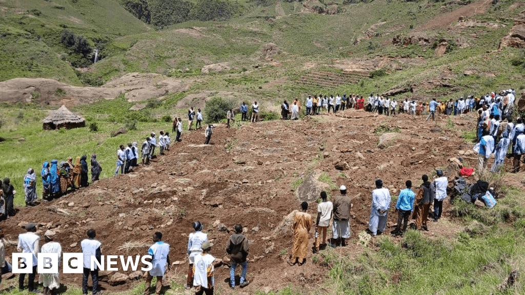 Sudanlı köylüler heyelan kurbanlarına ulaşmak için ellerle kazıyor, Grup diyor