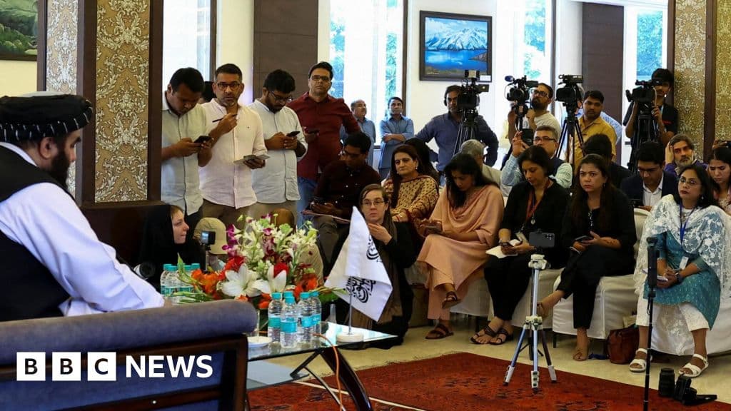 Taliban bakanı öfkenin ardından Hintli kadın gazetecilerle buluştu