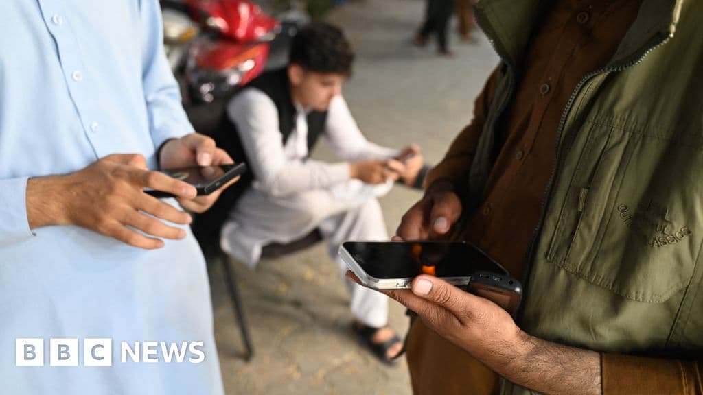 Taliban karartmasından sonra internet geri döndüğünde Afganlar sevinir
