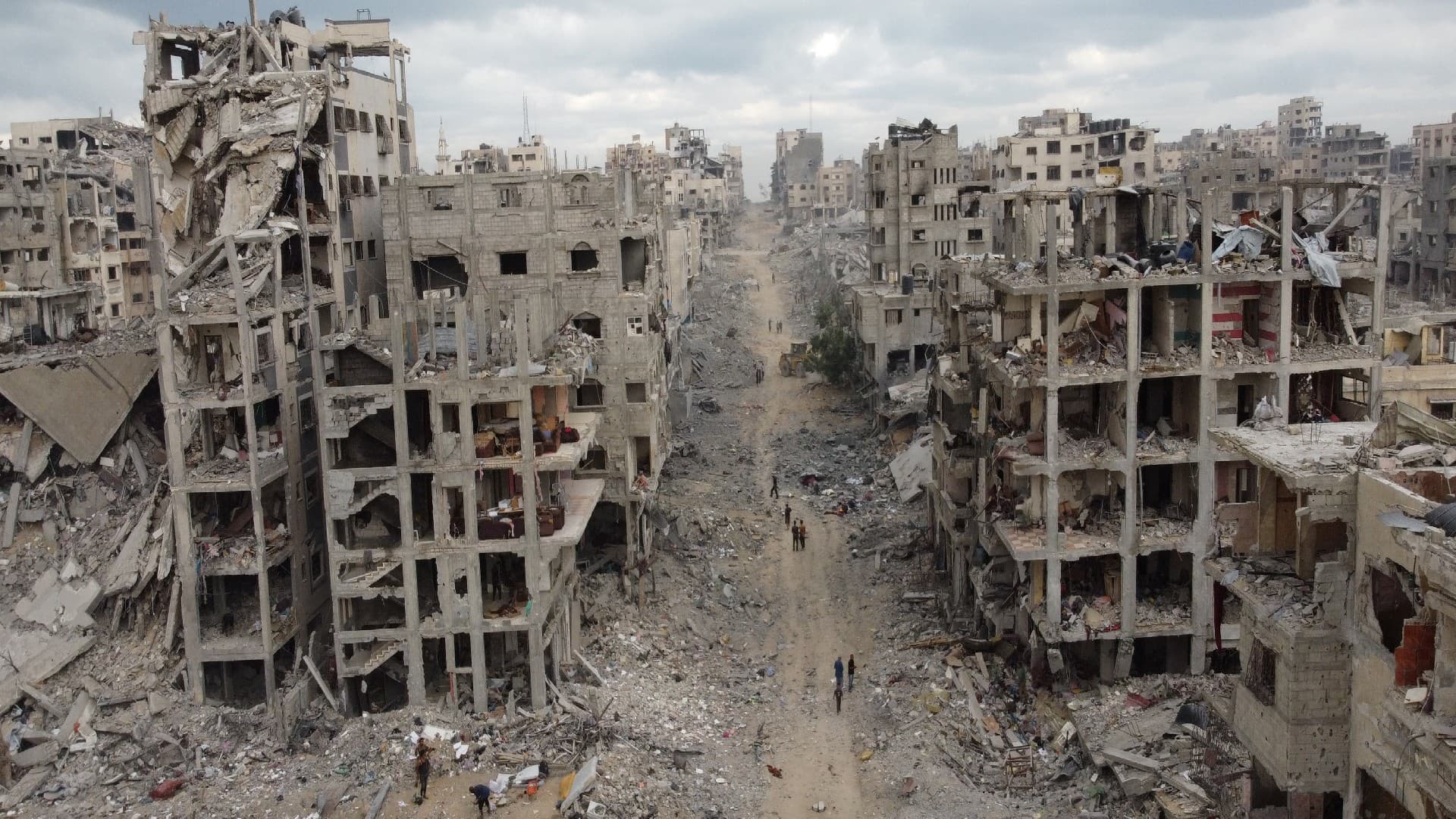 Tens of thousands of displaced Palestinians return home to find devastation