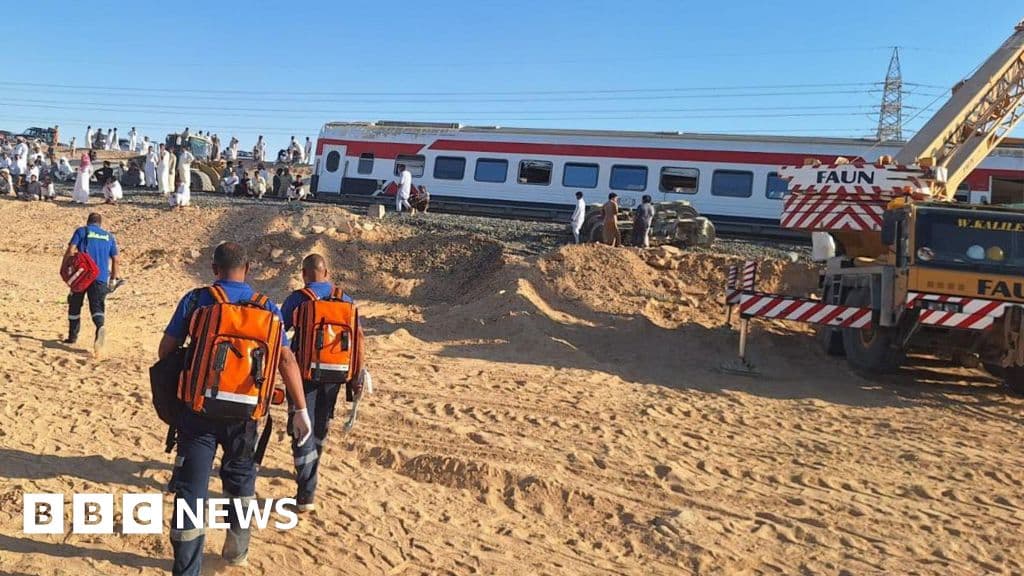 Tren rayında üç öldürüldü ve düzinelerce yaralandı