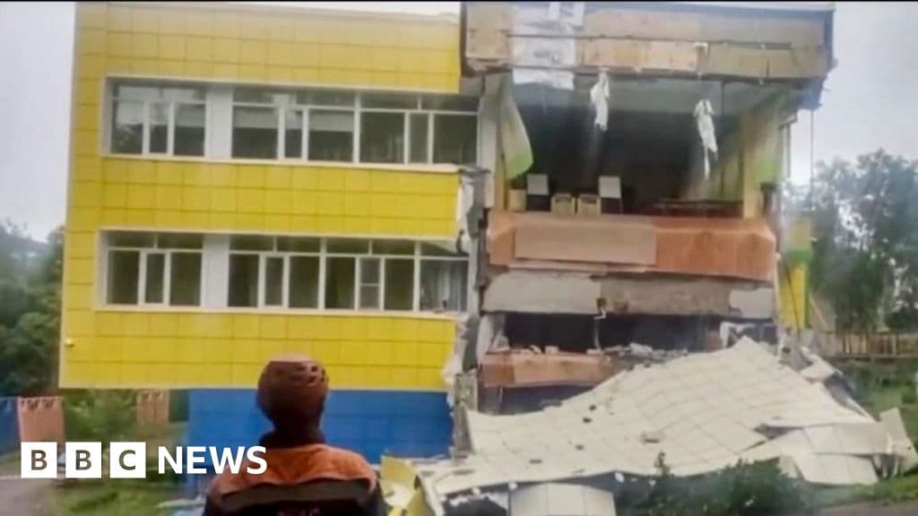 Tsunami uyarıları, büyük deprem Pasifik'teki tahliyeleri teşvik ettikten sonra ölçeklendirildi