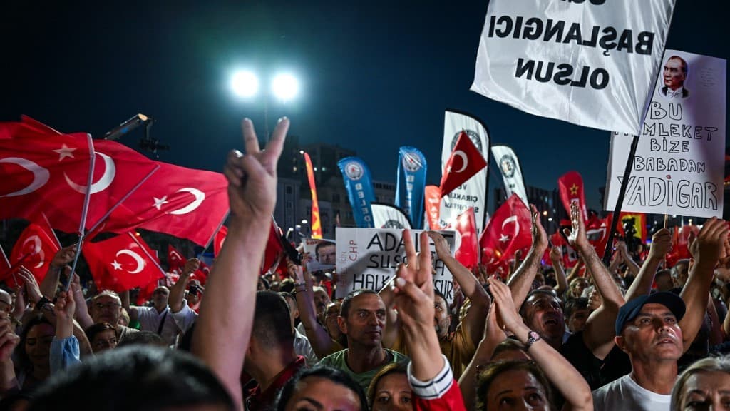 Turkey's CHP to hold extraordinary congress after court dismisses Istanbul leadership