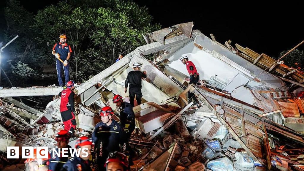 Türkiye Depremi Balikesir eyaletindeki binaları düzleştirir