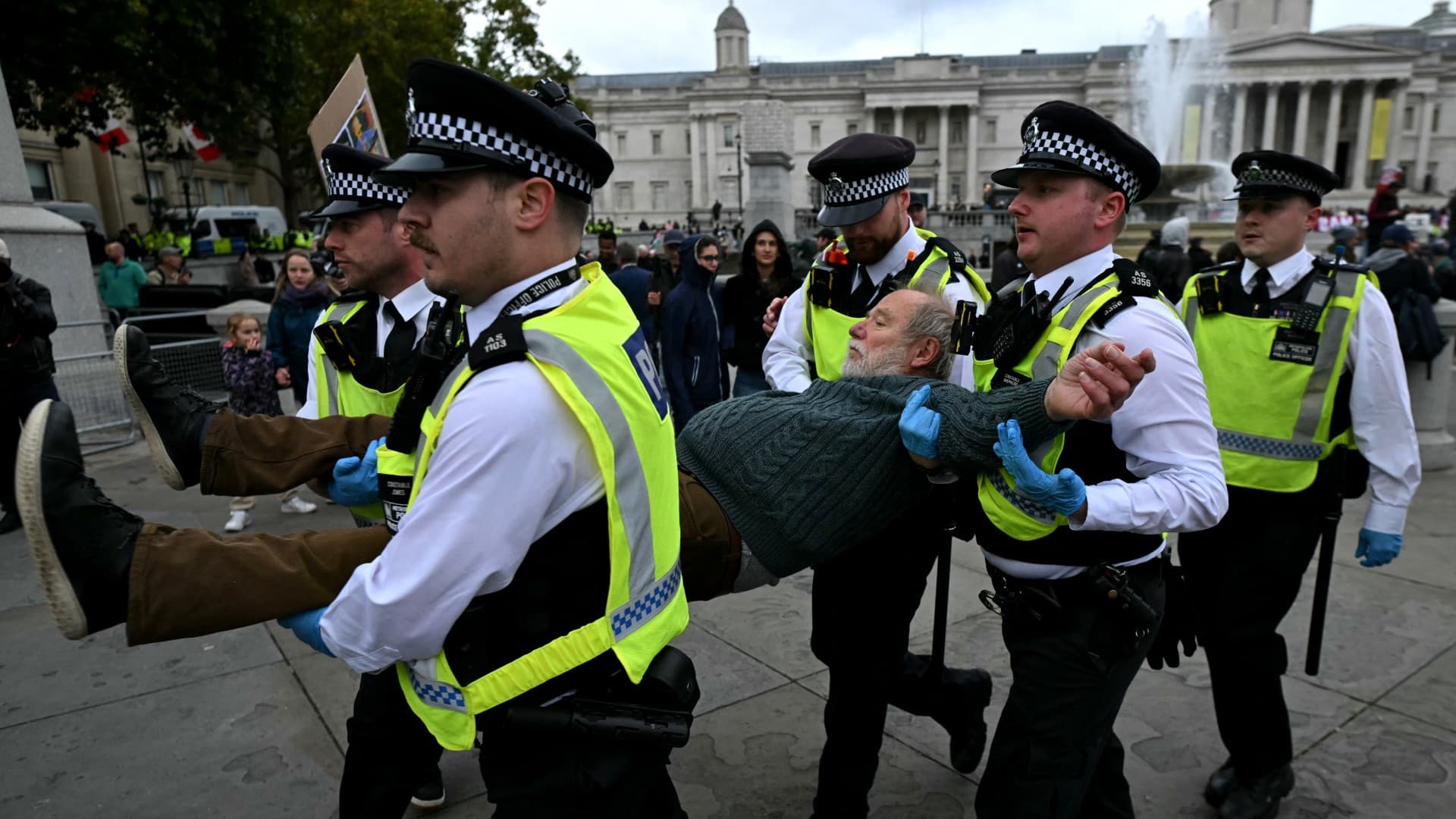 UK plan to further restrict right to protest condemned by civil liberties groups