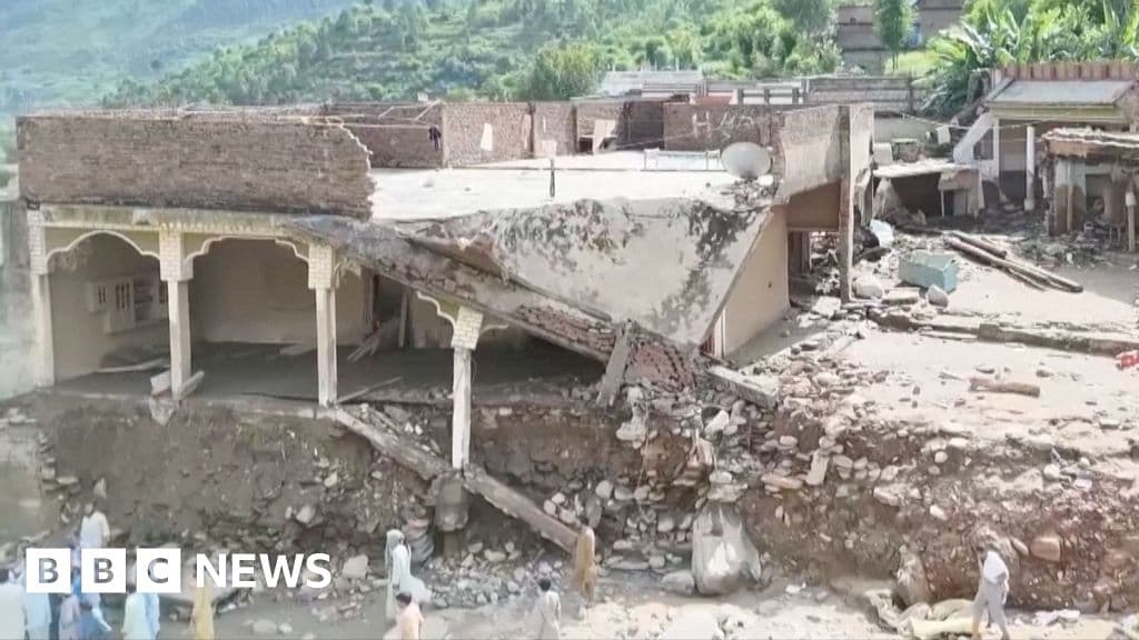 Yüzlerce'yi öldüren flaş sellerinden sonra Pakistan'da yıkım